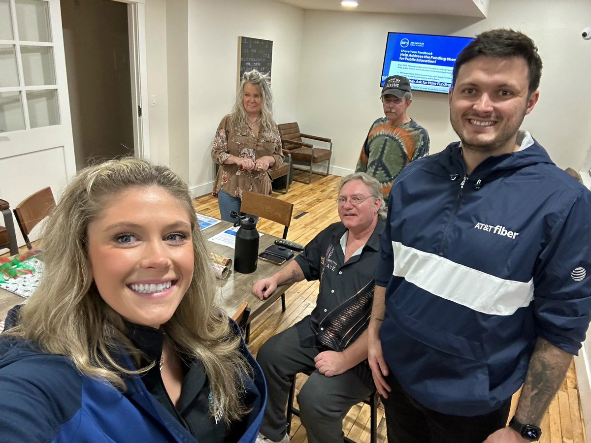 anoieGLM's tweet image. Gift wrapping event in Delavan, WI to talk over some amazing Fiber deals with some even more amazing people! 
Kicking off the holiday weekend right ✔️🎁🛜
@EventsWithHarry