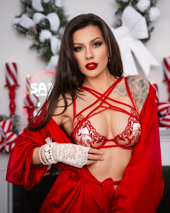 Santa Baby! I really went in on the decor this year and I'm so pleased with myself. Family and friends