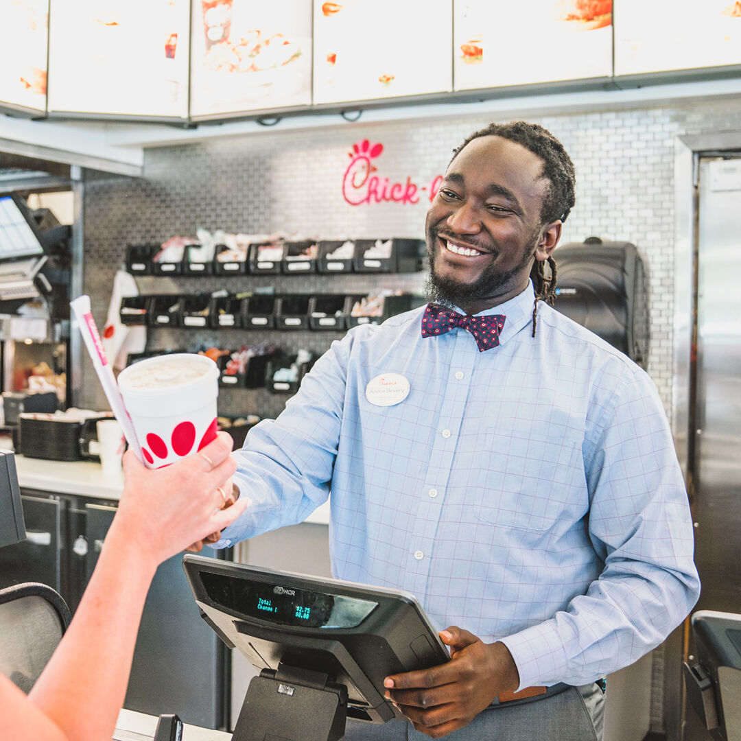 tuckernuckcfa's tweet photo. Chick-fil-A for dinner!  It's our pleasure to serve you at the Tuckernuck Plaza location. 

#ChickfilA #ChickfilATuckernuckPlaza #EatMorChikin #Dinner #Restaurant #FastFood #DineIn #TakeOut #ChickenSandwich #PeppermintChipMilkshake #Food https://t.co/tNQT0XdJC5