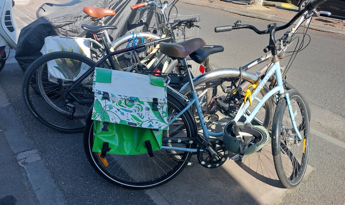 Premium parking for bikes at South Melbourne Market, Sat 23/12.
Meanwhile cars queue on all approaches to the market.
#lifesbetteronabike #christmasshoppingisbetterbybike