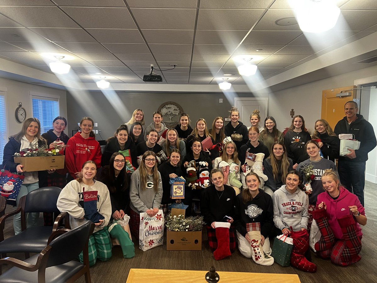 ByronGirlsHoops's tweet image. 9-12th grade GBB delivered glad tidings of great joy to Madonna Summit in Byron! 
Many delighted residents got some really neat stockings and Christmas gifts. Shoutout to Mrs. Bordelon’s floral design class for the flowers as well! 
#ServantLeadership #GivingBack