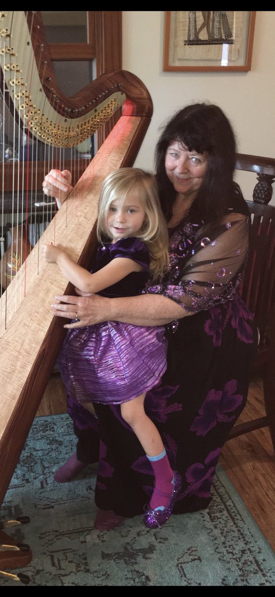 I will miss being in Maui with the fam this year but Avalon and I send you bells and harps still during the holiday season! Merry Christmas!
open.spotify.com/track/2nEhw4wY…
