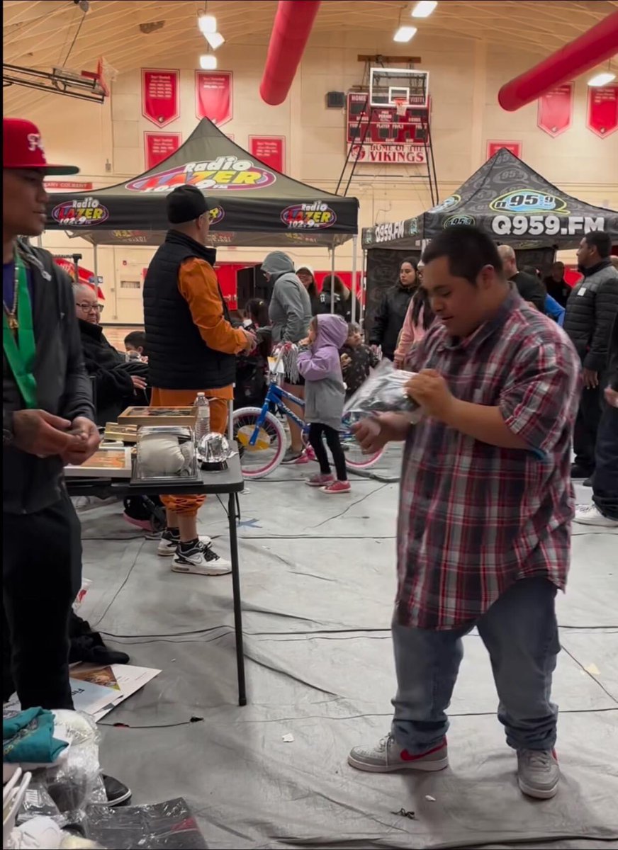 Fresh from his ko of the year contender victory, @markmagsayo_MMM was invited by his @WBCBoxing family to have a Christmas charity event in Oxnard, California. Magsayo was joined by fellow world champions like Mikey Garcia & Brandon Rios for this charity event organized by WBC.