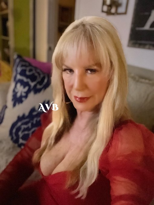 Awaiting a Friday night holiday date.😉 https://t.co/jnIeqy18hj