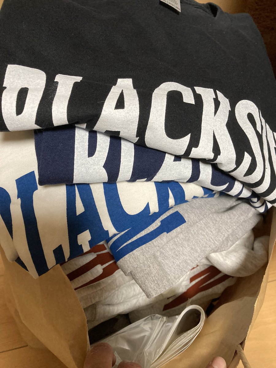 TONIGHT‼︎
BLACKSUN vol.21 OPEN21:30〜
085HIPHOP忘年会🍺
天気も持ちそうだしバチっと首振り納めしときましょう🔈🎤🔥
カレッジロゴロンTも数枚在庫あるので持って行きます(全てXL〜)
よろしくお願いします‼︎