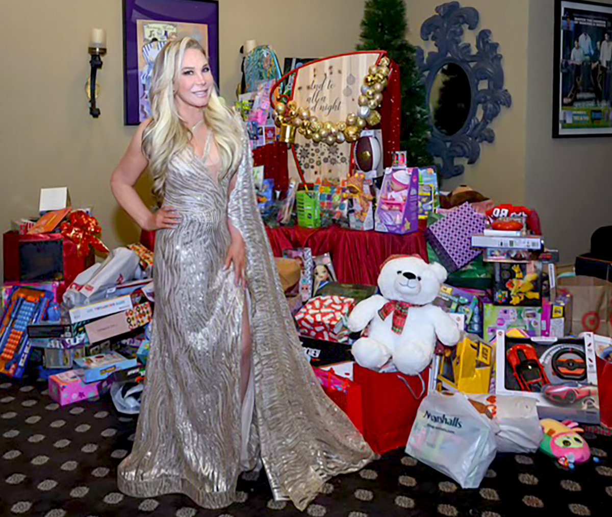 AdrienneMaloof's tweet image. Overwhelmed with gratitude for the incredible generosity at our #PartyWithAPurpose last night. Together with @NiecyNash, we&apos;ve collected a sleigh-full (and then some!) of toys and gifts to donate to @ChildrensLA. 🎁💖 #SeasonOfGiving #GratefulHeart @amazinggraceconservatory