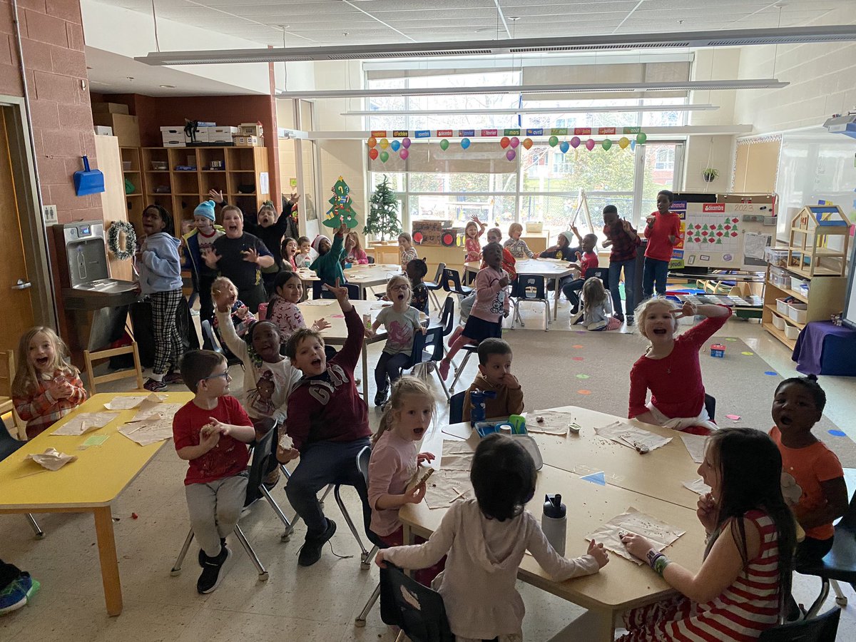 Cookie decorating with our reading buddies! 🎅🏻🍪<a href="/madonnaroar/">Madonna Della Libera</a>