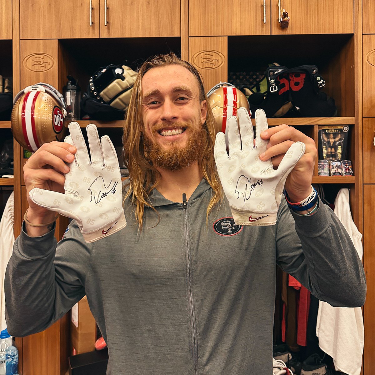 Oh, hey there 👋 RT for the chance to win signed gloves from @gkittle46! #ProBowlVote No purchase necessary. Official rules: 49rs.co/3RSEUEP.