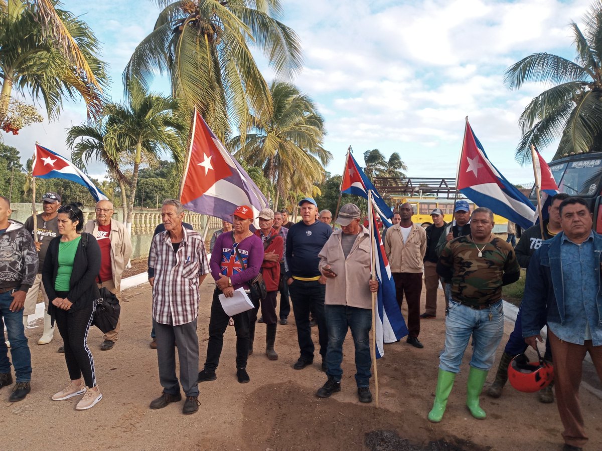 LuisAlbertRodr's tweet photo. Con las fuerzas de corte y tiro de la zona de España en Perico concluyó en #Matanzas el abanderamiento de los grupos de cosecha y transporte qué participan en la zafra azucarera 23-24.
#CubaViveyTrabaja.
#MatancerosEnVictoria.
@SuselyMorfaG,
@mariofsabines,
@rebeca_fundora. https://t.co/VpfFob4mzU