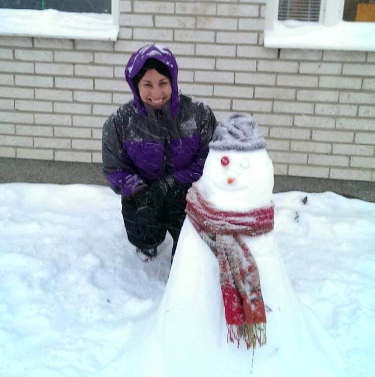 ¡Hace 10 años! La 1ra vez que vivi fuera del país, en Linköping 🇸🇪 durante el doctorado. Luego viví por 3 años para hacer un posdoc en matemáticas. Una de las experiencias que más me han marcado 💚 También es mi 1er mono de nieve y 1ra blanca navidad 😁 
#Suecia #matemáticas