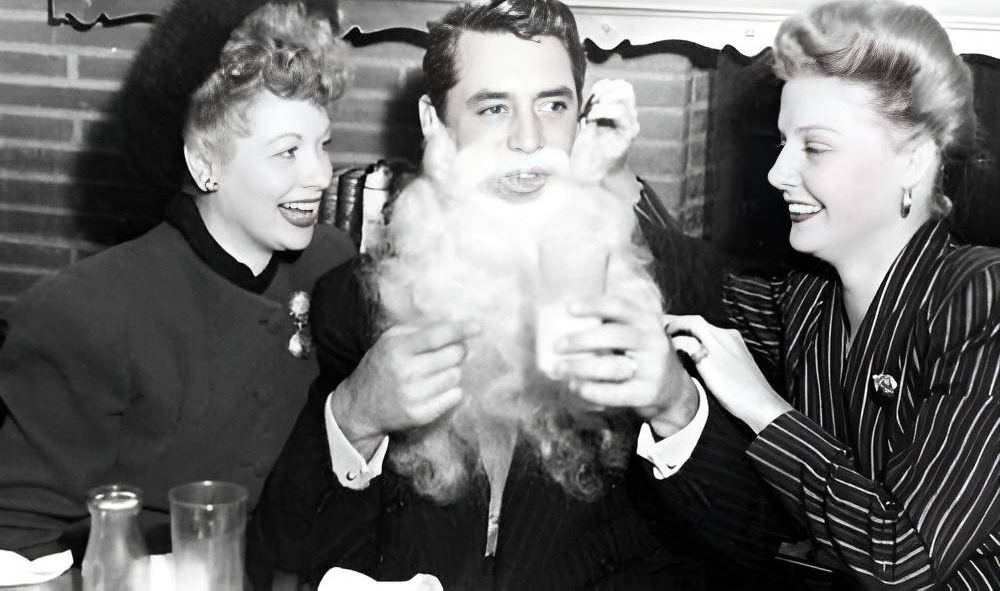 Milk and cookies with #Santa Cary! 🤣🎅🏻🥛🍪

#LucilleBall, #CaryGrant, and #AnnSheridan, 1940s...