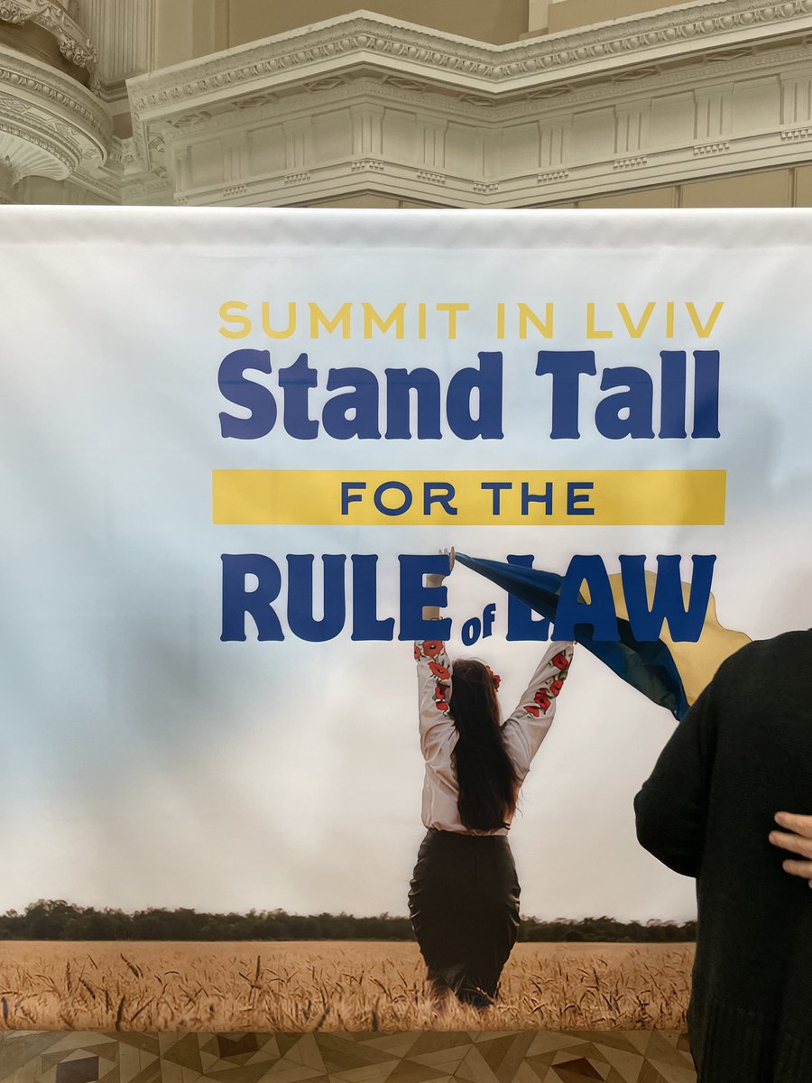 🧵Last week I had the opportunity to travel to #Ukraine as part of a group of international law experts convened by @asilorg. We met in Lviv with Ukrainian lawyers and lawmakers to discuss #accountability and #reconstruction and how to stand tall for the rule of law. 1/5