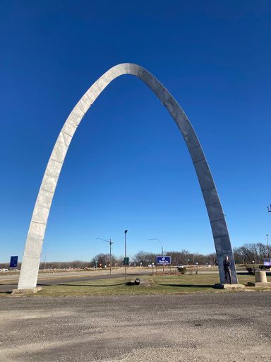 So cool we were able to see the St Louis Arch on our way to St Charles yesterday. Thought there was a river next to it, but we must have missed it. 😏