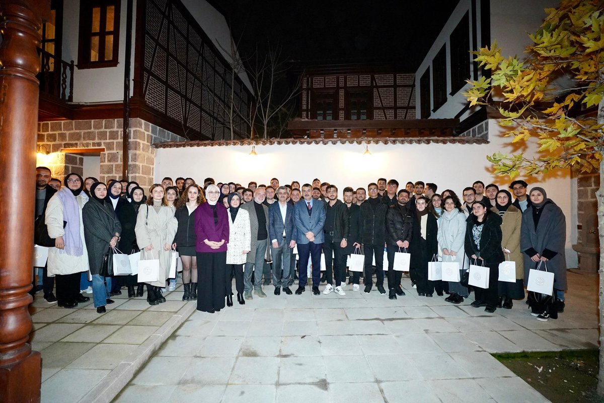 Milli Eğitim Bakanımız Yusuf Tekin Hukuk   ve Değişim Derneğimizde hukuk fakültesi öğrencileri bir araya gelerek bilgi ve tecrübe paylaşımında bulunmuşlardır. 

Sayın Bakanımıza katılımlarından dolayı teşekkür ederiz. 
<a href="/zelkifkazdal/">Zelkif Kazdal</a> <a href="/Yusuf__Tekin/">Yusuf Tekin</a>