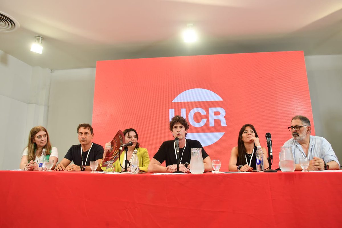 Felicito al nuevo presidente de las @UCRNacional, @GugaLusto, y a toda la mesa de conducción que fue elegida esta tarde. Sigamos fortaleciendo al radicalismo en cada rincón de la Argentina, defendiendo las instituciones y levantando las banderas de la democracia.