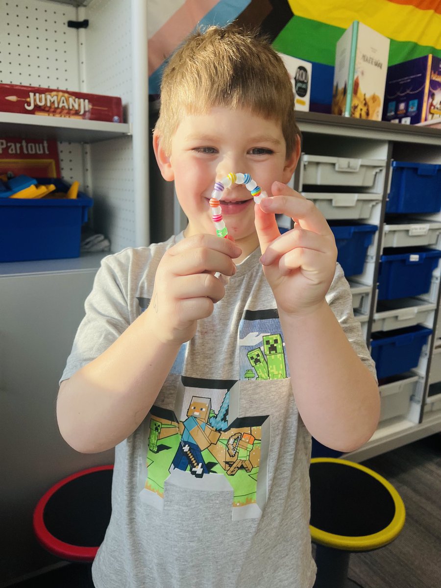 1 week till Winter vacation!! We made candy cane decorations to celebrate!! Bonne weekend! ⁦<a href="/Connaughtcomets/">Ecole Connaught</a>⁩ ⁦<a href="/RegPublicSchool/">Regina Public Schools</a>⁩ ♥️✨