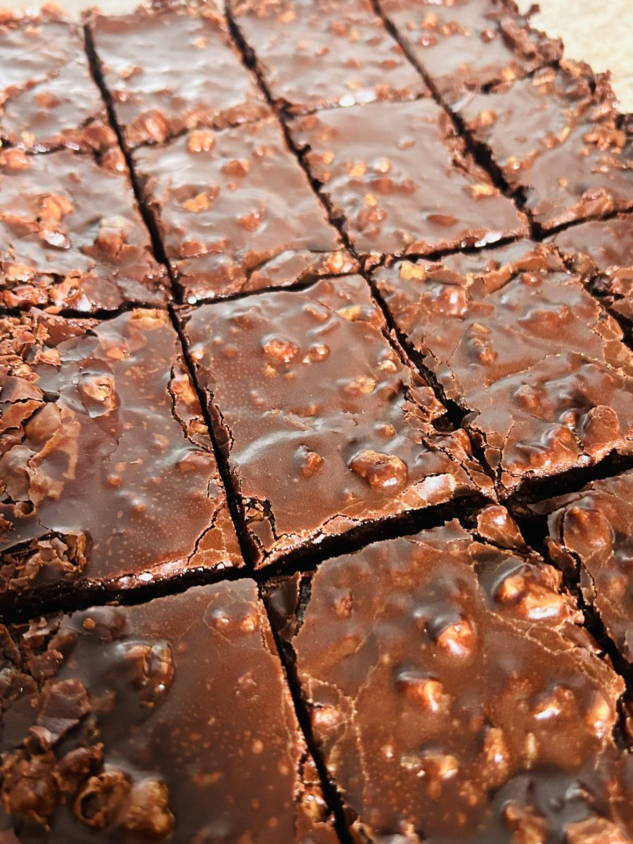 Banda, mi señora finalmente va comenzar su proyecto con los postres, para que vayan y la sigan, y los que estén en Cumbres Monterrey puedan deleitar su sabor 🤤