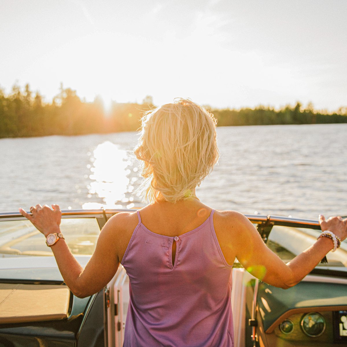 Enjoy looking out to a bright and new horizon in your Four Winns! 

#FourWinnsBoats #TheFinerSideOfLife #IconicBoats #BoatingWithFriends #InboardBoat #OutboardBoat