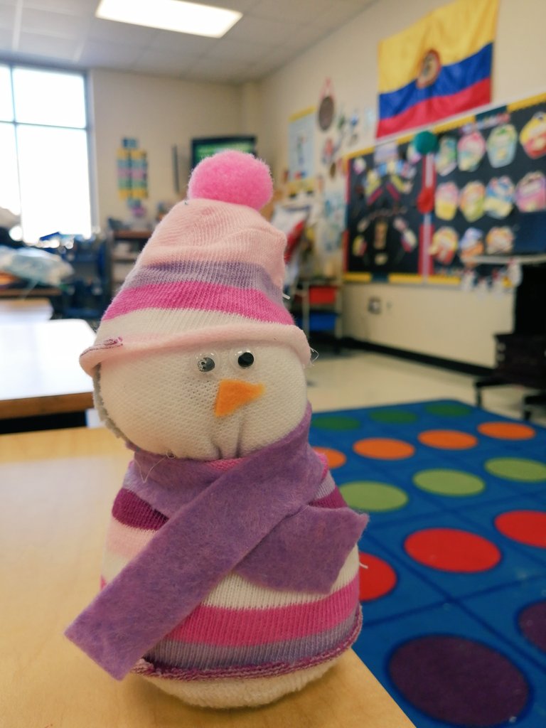 Today, We made a snow man with the help of parents☃️! It was  a fun time! 🥳
MERRY CHRISTMAS.🎄☃️🎉
@ParticipateLrng @PoplinESNC  @PollyGlotPress  @IreneZamoraSoto @MrsJGutierrez @MrsOrtizJ9