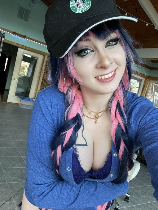 Can I send you anime girl b00biez? https://t.co/OgtnmdLQkn