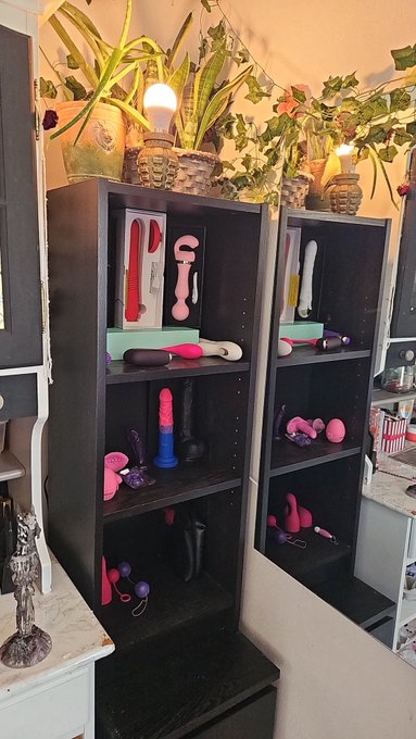 I've added 3 new toys to my collection this month. A little Christmas present from me to me. Immediately<a href="/tag/ebonygoddess"class="tags"><span>#ebonygoddess</span></a><a href="/tag/smokefetish"class="tags"><span>#smokefetish</span></a><a href="/tag/humanashtray"class="tags"><span>#humanashtray</span></a>