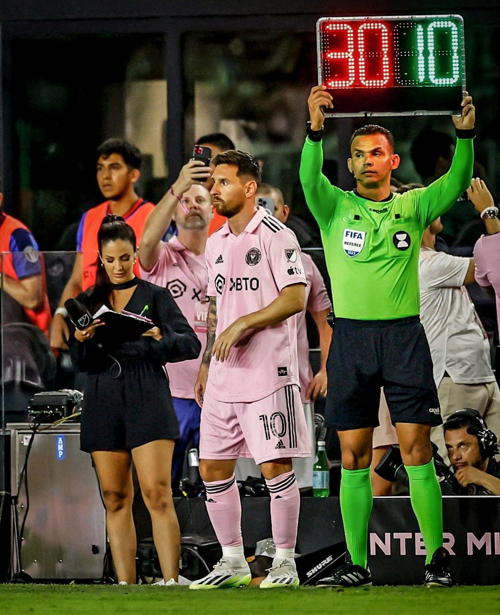 giraltpablo's tweet photo. ‼️Atención con la nueva modificación de la MLS para la próxima temporada.

⏱️Se trata de una SUSTITUCIÓN CRONOMETRADA: si un jugador tarda más de 10 segundos en salir, el que entra deberá aguardar 60 SEGUNDOS para ingresar.

¿Qué opinan de esta regla? https://t.co/IscwXTb12J