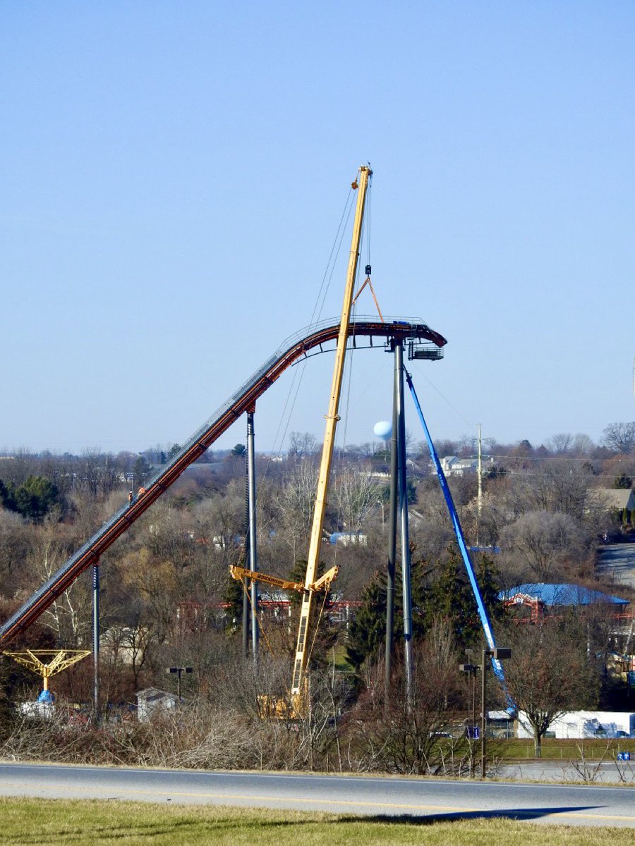 All 160 feet of Iron Menace’s lift hill has been put into place! Looks absolutely fantastic among the park’s skyline! More pictures and a video update to come! #dorneypark #divecoaster #toppedoff