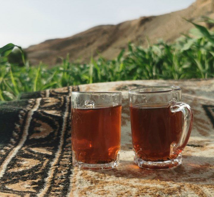 تعمدت أضيّف طيوفك إذا مرت ببالي
وأصب من زاهي البراد فنجالين شاي

صرت اتعود على صبه البراد و دلالي
وارقب موعد لقاك واقول شويه وجاي

#عبدالله_الكثيري
#قصيد
#ساعه_استجابه

☕️☕️