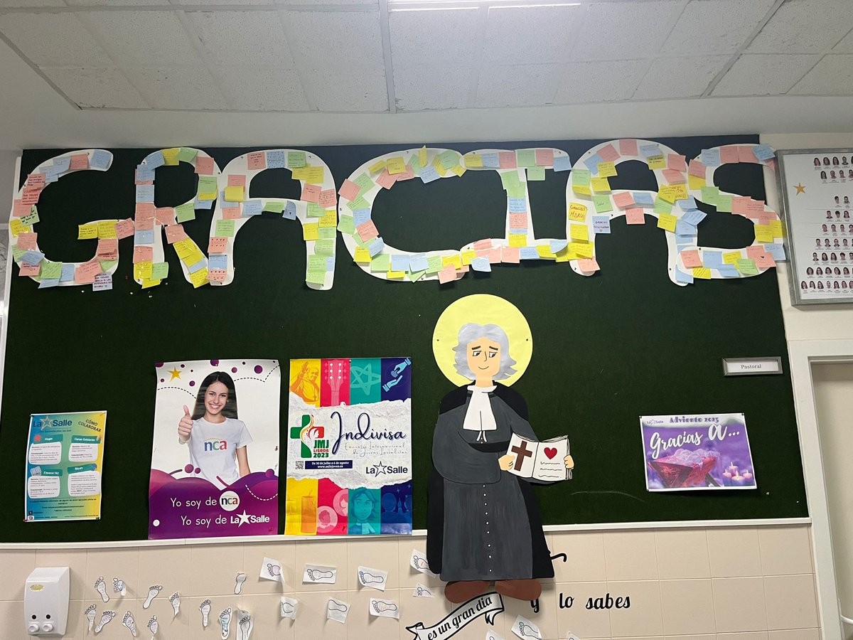 LaSalleInstituc's tweet photo. ¡La navidad ha llegado a #ILSA_FP! 
Las alumnas de 2 de #GSEducaciónInfantil han estado decorando nuestra sección. En esta  navidad le pedimos a los Reyes magos que todas las personas tengan con quien compartir y celebrar la llegada de Jesús. https://t.co/22luUGMDrb