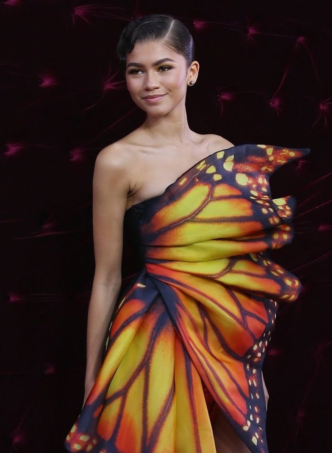 EnchantedSwans's tweet photo. Day 15 of #DRESSEMBER
Zendaya's gorgeous butterfly dress at the 2017 Sydney premiere of The Greatest Showman π§‘π¦
π Dress up the world with kindness.
Join the fight against human trafficking. #ItsBiggerThanADress
π You can donate at
https://t.co/Hj9BFam6Jp https://t.co/7tulUoeTaV