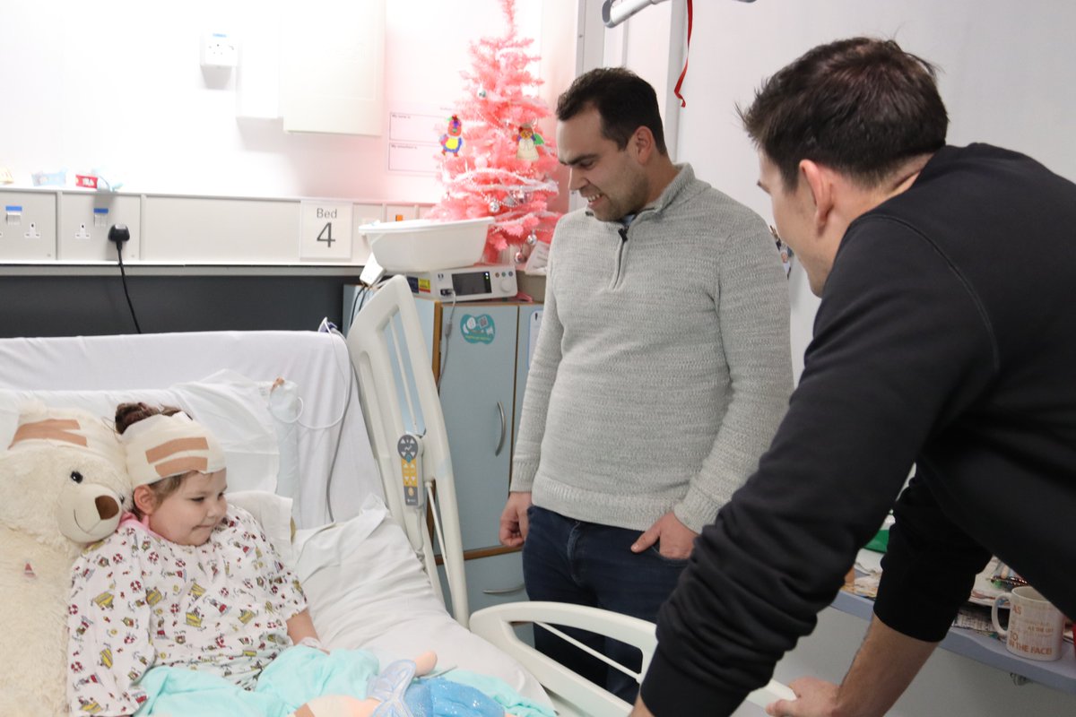 This week, we were joined by Manchester United and England defender @HarryMaguire93! 💛 We are so grateful to Harry and his family for bringing smiles and laughter to patients and staff! Thank you so much!