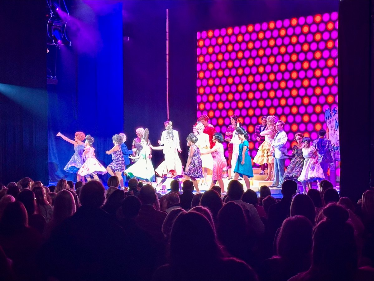 Stone Gardens went to Broadway!💃🎤🎭 Well, OK, it was @playhousesquare, where we saw the award-winning musical @hairsprayontour. Residents had a great time and were even dancing in their seats! #BWYCLE #ThisIsCLE #SeniorLiving #AssistedLiving #MenorahPark #ExcellenceInCaring