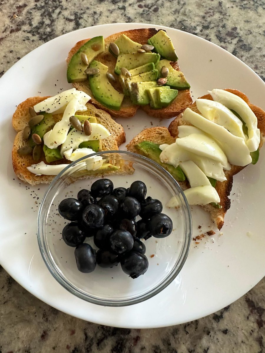 free_style_chef's tweet image. Rate my breakfast!

#avocadotoast #oliveoil #balsamic #pepitas #eggwhites #blueberries #chai #chiatea #cardamom #avocado #pumpkinseeds