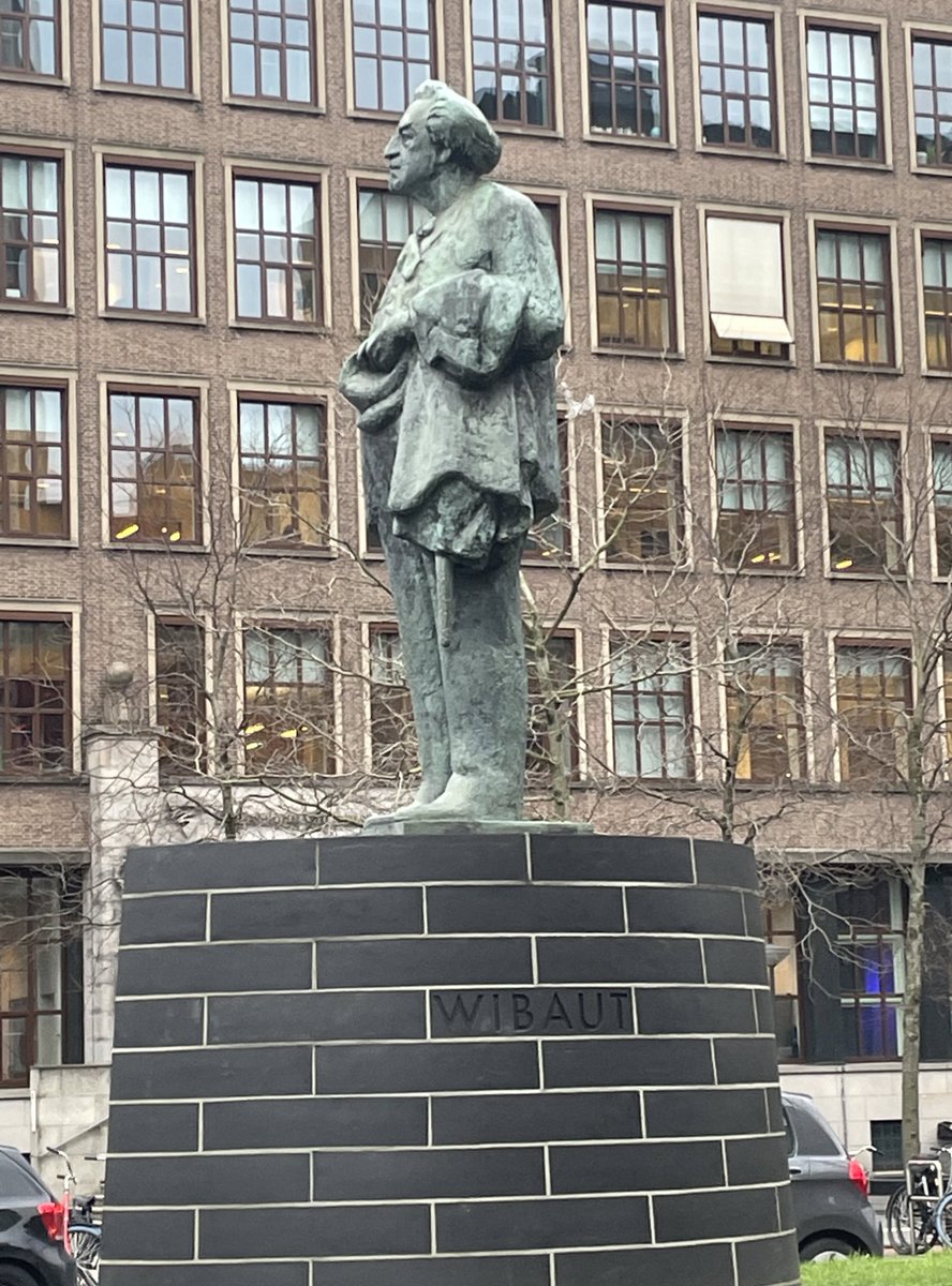 “Er is maar één land: de aarde
  Er is maar één volk: de mensheid
  Er is maar één geloof: de liefde”

Geen gedicht maar een citaat vandaag. Van mijn betovergrootvader: Floor Wibaut. Liep vandaag langs z’n standbeeld.