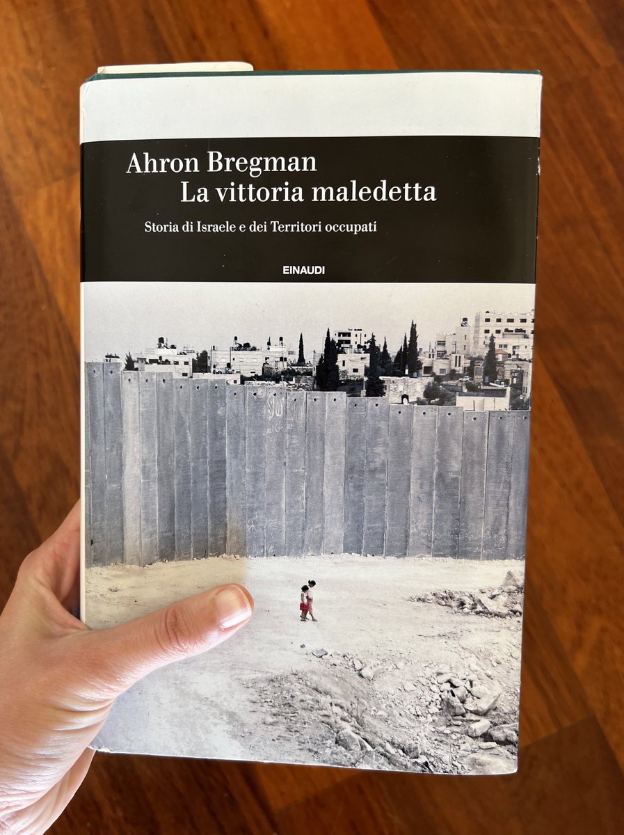 per Natale regalo un libro maledetto. Per gli aneddoti e i dettagli nelle pieghe, che dicono tutto. Per le imprecazioni capitali di Moshe Dayan e per gli avverbi censurati nelle scuole di Nablus. Per le cose lunghe da dire (le più importanti) che scompaiono su Instagram e su X