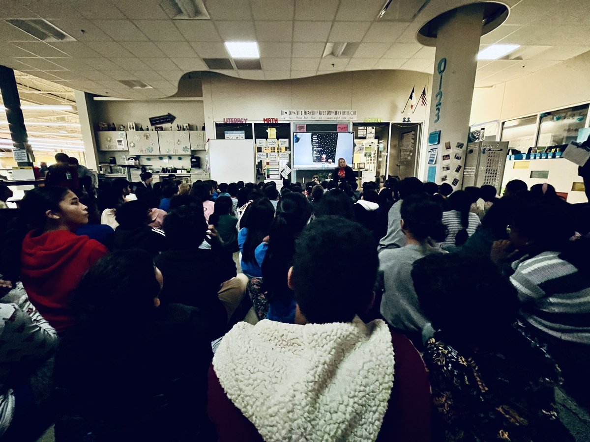 It’s been an incredible first half of #RJLyear10 with #RJLblue 💙 We had a special read aloud with @ckastrounis & discussed different traditions we have this time of year. Happy holidays! #RJLyear10