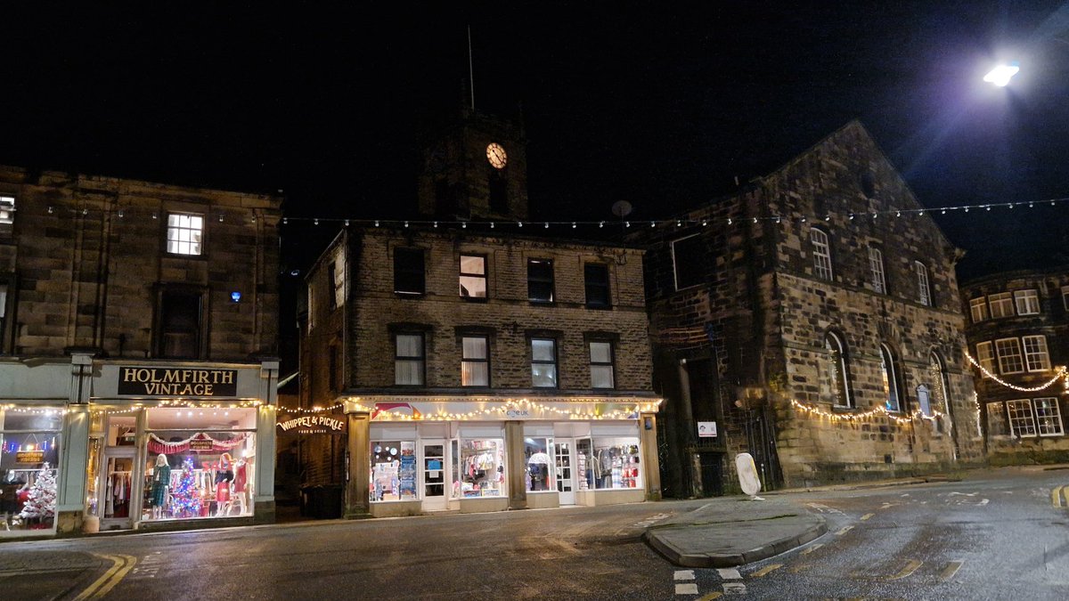 Great night last night in the stunning town of Holmfirth with <a href="/kimwilde/">Kim Wilde👽</a> <a href="/Wildericky/">Ricky Wilde 🎶🇺🇦</a> <a href="/scarlettwilde/">SCARLETT WILDE</a> and <a href="/neiljonesguitar/">Neil Jones</a>. Great to have the Christmas tour back after a few years off 🎅🎄