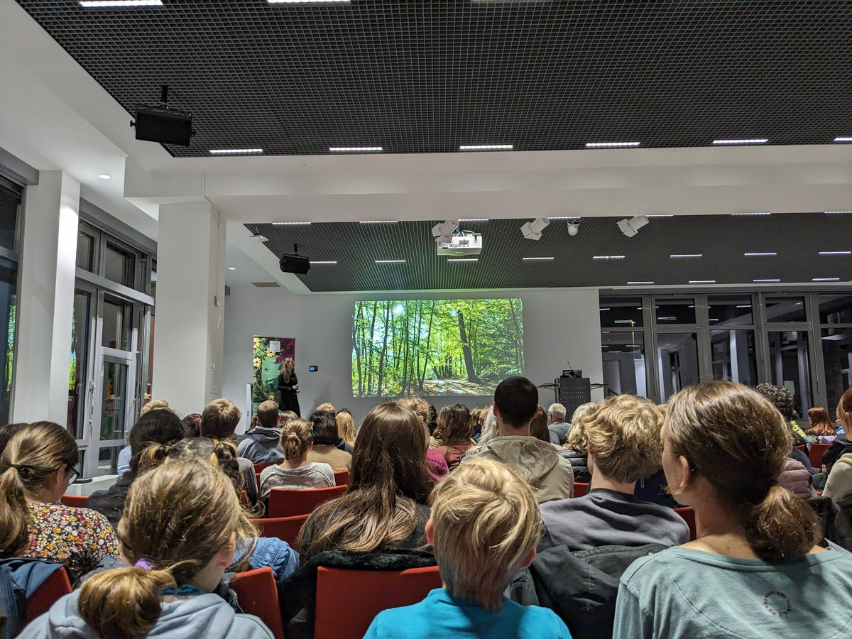 Science can be fun ! 
Volles Haus im Glaspavillon...
<a href="/ruhrunibochum/">Ruhr-Universität Bochum</a> &amp; <a href="/unidue/">Uni Duisburg-Essen @unidue.bsky.social</a> M. Sc. Biodiversity
#biodiversity #ScienceSlam #Biology