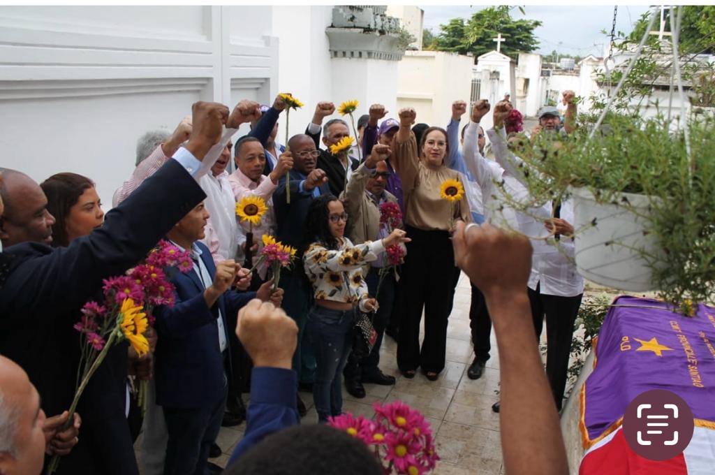 Desde este histórico sepulcro en la provincia de la Vega , en el 50 aniversario de la fundación del Partido . El comité  provincial del PLD de Santiago ; manifiesta su más elevado reconocimiento al profesor Juan Bosch de que , sirvió al partido para servir al pueblo .
