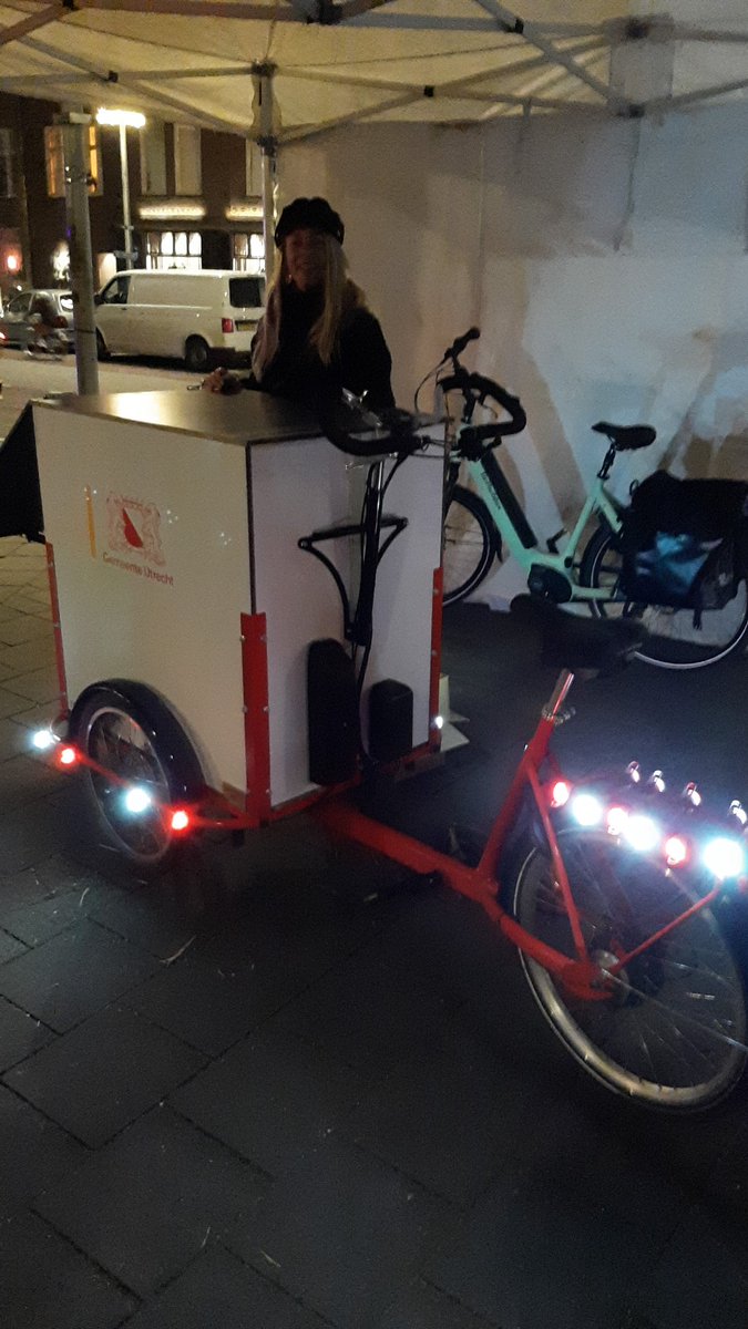 Vanavond gezellig Lichtjestocht in Utrecht Oost! Wijkbureau Oost deelde fietslichtjes uit voor de donkere dagen. #veiligfietsen