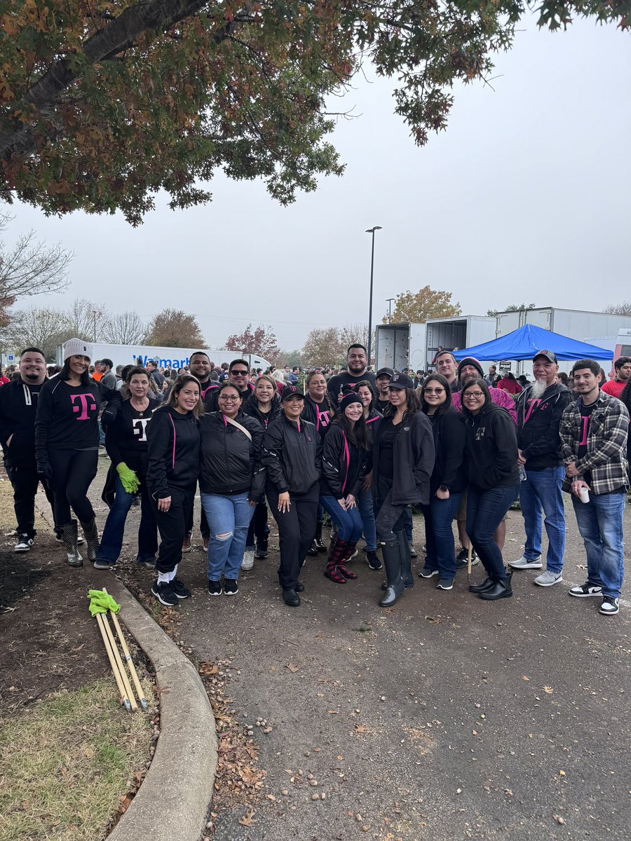 CTX DE@I chapter participated in Wreaths Across America. 🇺🇸 REMEMBER the Fallen. . . HONOR those who Serve. . . TEACH our children the value of Freedom #VAN