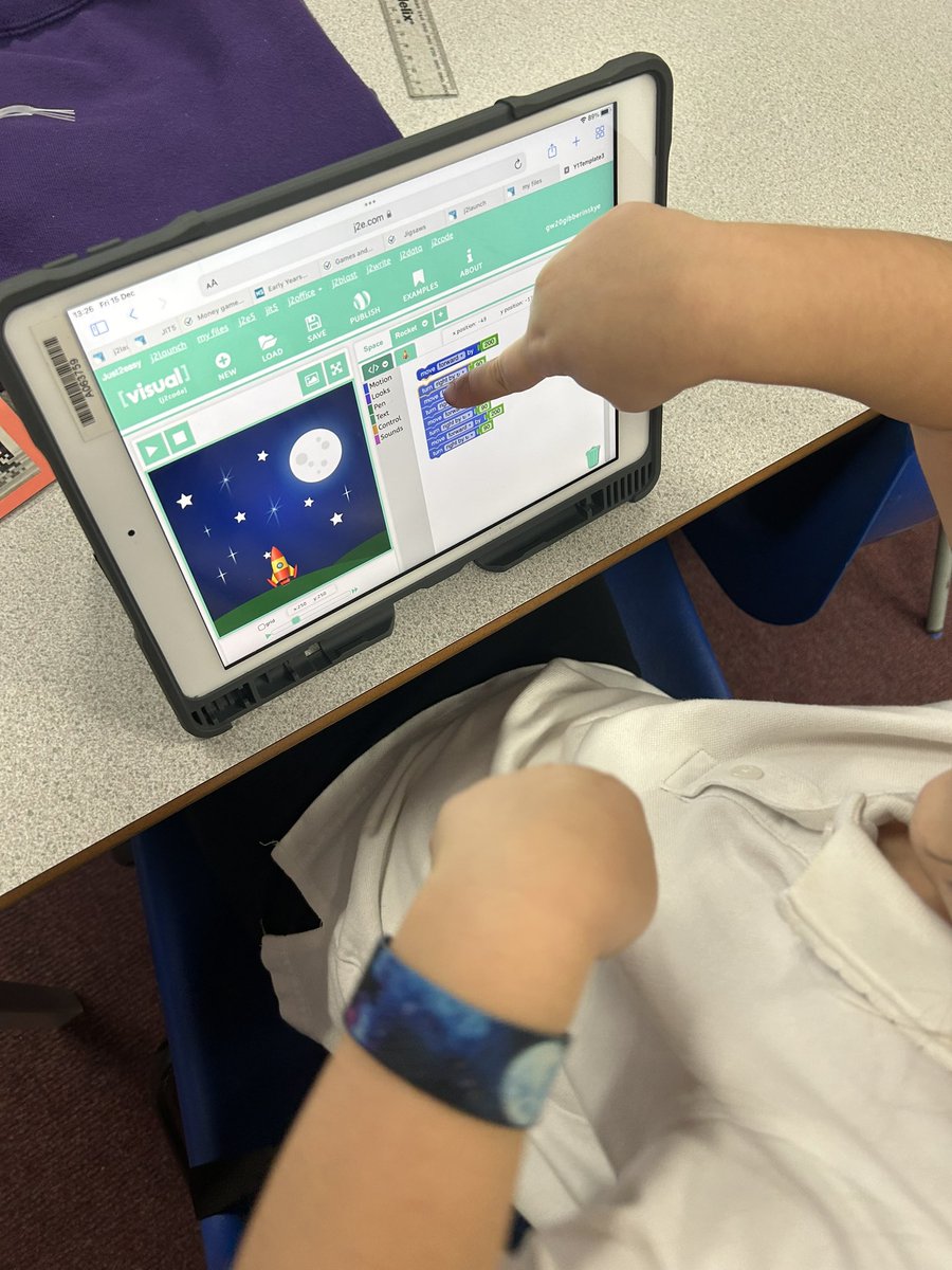 P3B were learning to change backgrounds and basic coding today in Technology 💻👾
