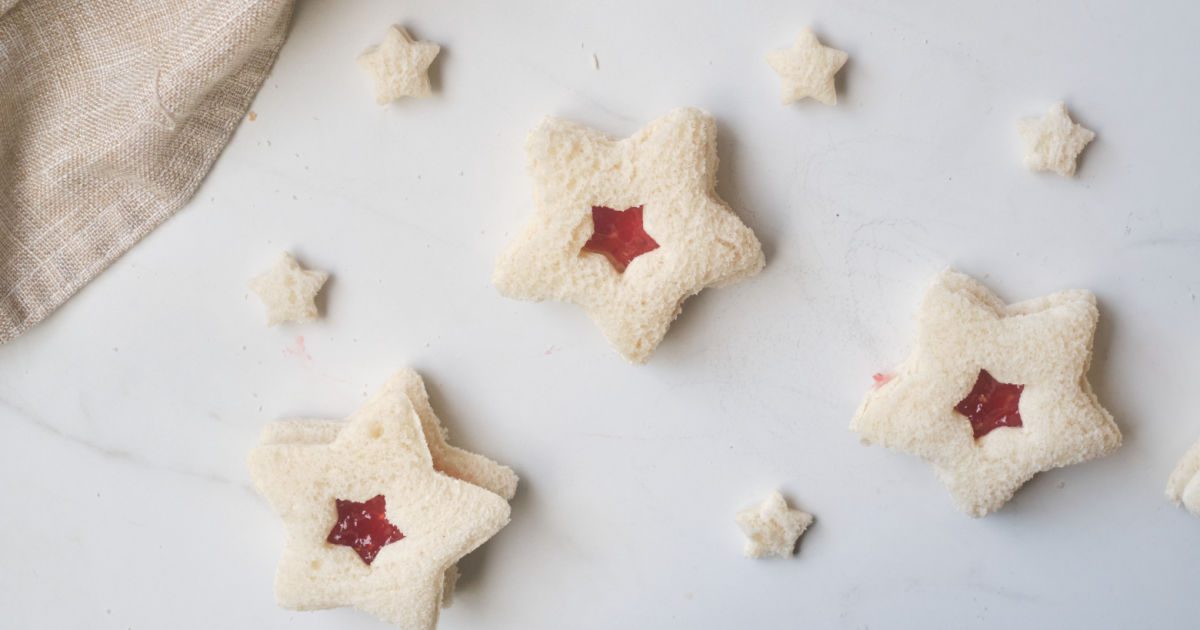 Kid Friendly Cutout Star Sandwich Recipe mamalikestocook.com/cutout-star-sa…