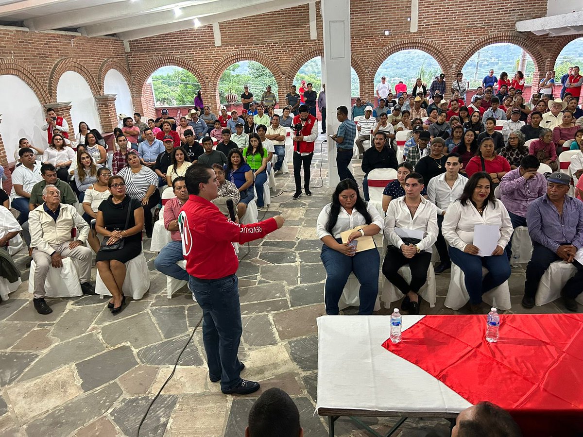 AdolfoRamirezA5's tweet photo. Muy contento de estar en mi municipio Paso de Ovejas para tomar protesta a la nueva dirigencia municipal que encabeza Jorge Palmeros y Malena Baizabal. 
Con el gusto de saludar a grandes amigos y compañeros de batalla de la gran militancia priísta. 
¡Vamos con todo! 👊🏼 https://t.co/6tETwgBX9Y