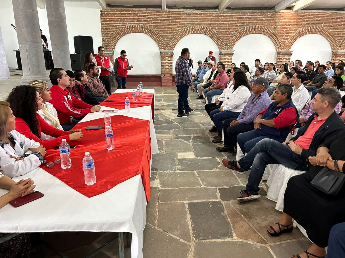 AdolfoRamirezA5's tweet photo. Muy contento de estar en mi municipio Paso de Ovejas para tomar protesta a la nueva dirigencia municipal que encabeza Jorge Palmeros y Malena Baizabal. 
Con el gusto de saludar a grandes amigos y compañeros de batalla de la gran militancia priísta. 
¡Vamos con todo! 👊🏼 https://t.co/6tETwgBX9Y