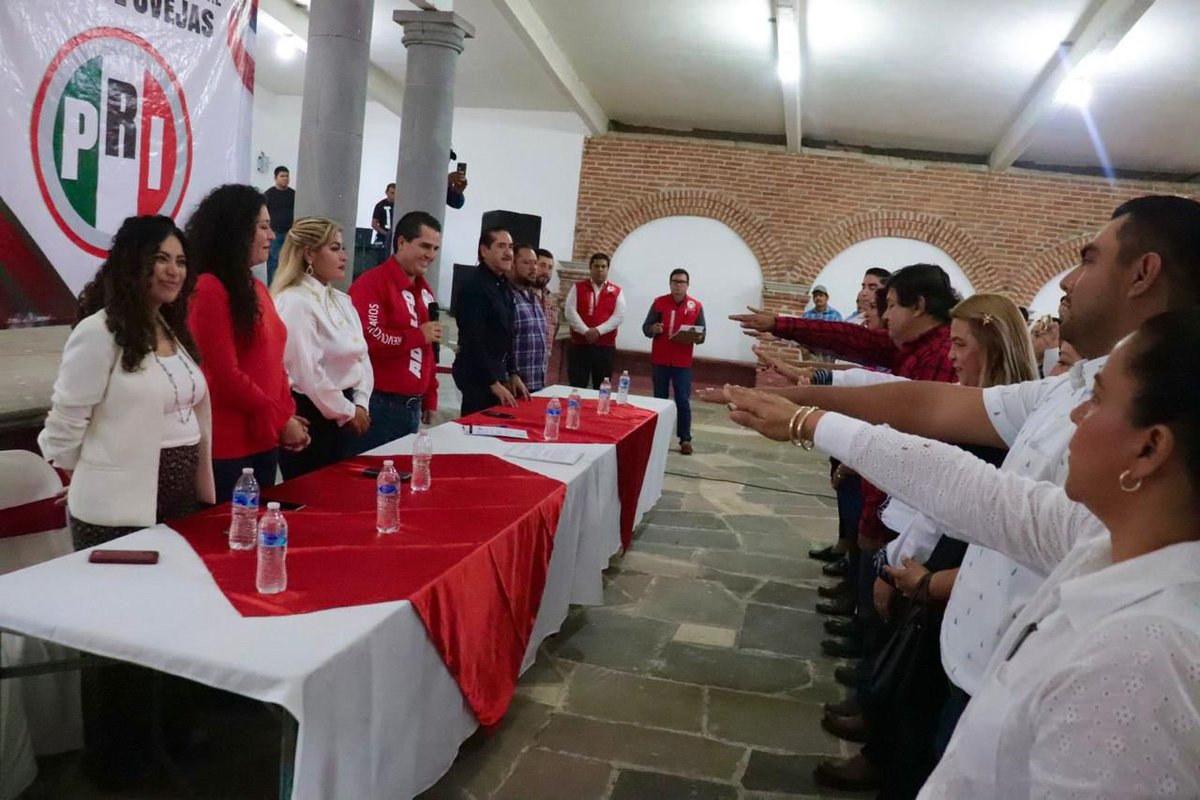 AdolfoRamirezA5's tweet photo. Muy contento de estar en mi municipio Paso de Ovejas para tomar protesta a la nueva dirigencia municipal que encabeza Jorge Palmeros y Malena Baizabal. 
Con el gusto de saludar a grandes amigos y compañeros de batalla de la gran militancia priísta. 
¡Vamos con todo! 👊🏼 https://t.co/6tETwgBX9Y