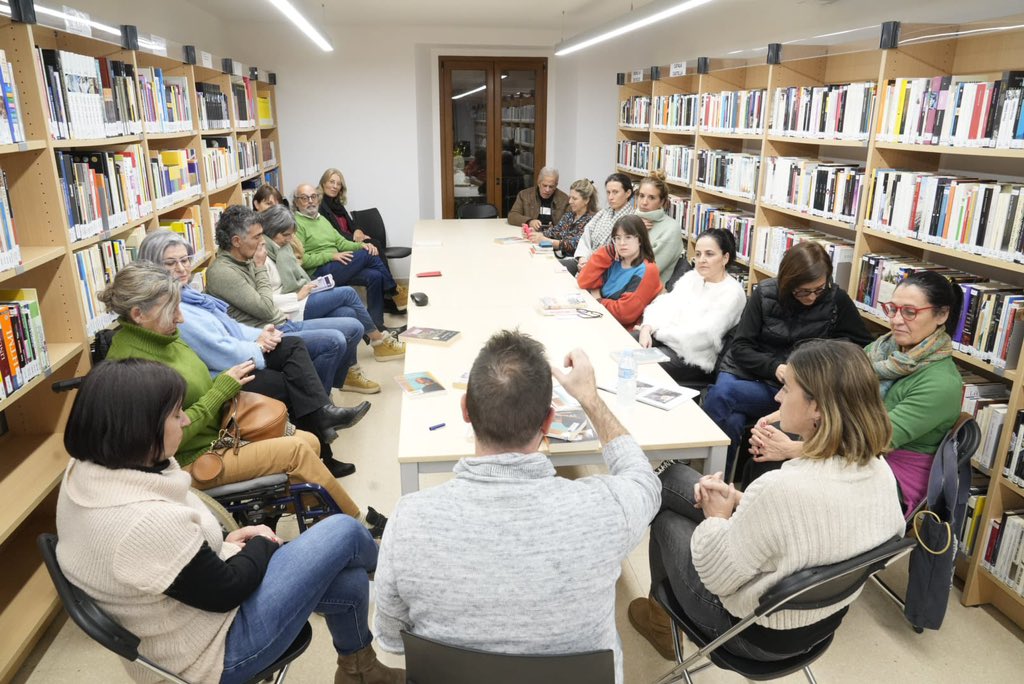 Riudellots's tweet photo. 📚Amb l’escriptora gironina Marta Pasqual i la lectura comentada del seu darrer llibre “La casa dels caps de setmana”, hem celebrat la 50ª trobada del club de lectura de la biblioteca Anna Nadal i Serra. Per molts anys i moltes lectures👏
📸 @ICONNA1 

👀👉https://t.co/6plOZbuJss https://t.co/RLYME7UF3b