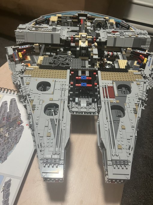 lego update!!

fastest hunk of junk in da galaxy is lookin real good >:) https://t.co/eLNPO3wdo0