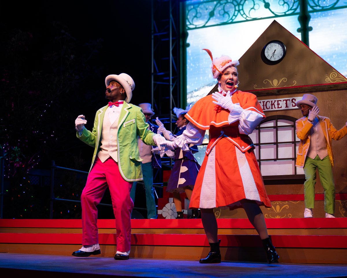 CAGreatAmerica's tweet photo. Gather around to see the talented cast of Holly Jolly Trolley present timeless holiday classics that will warm your heart.
π Holly Jolly Trolley Station
#CGAWinterFest https://t.co/vP0iDGXR5K