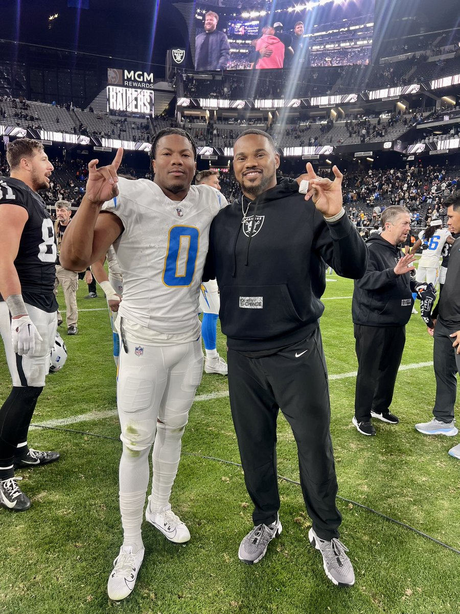 Two @NevadaFootball alums reunited in the Silver State 🐺 @daiyan_henley11 @MTR_90 #PackInThePros